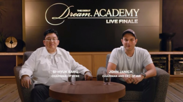 ▲드림아카데미 라이브 피날레에서 글로벌 걸그룹에 대한 기대감을 나타낸 방시혁 하이브 의장과 존 재닉 게펜레코드 회장(사진제공=하이브X게펜레코드)
