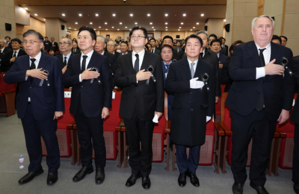 ▲김기현 국민의힘 대표와 홍익표 더불어민주당 원내대표를 비롯한 참석자들이 22일 오후 서울 동작구 현충관에서 열린 고 김영삼 전 대통령 서거 8주기 추모식에서 국민의례를 하고 있다. 왼쪽부터 김덕룡 추모위원장, 김 대표, 홍 원내대표, 안철수 의원, 인요한 국민의힘 혁신위원장. (뉴시스)