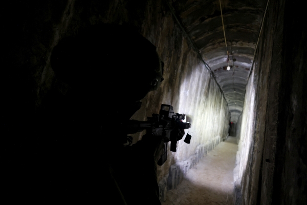 ▲이스라엘군이 22일(현지시간) 알시파 병원 지하 터널을 수색하고 있다. 가자지구(팔레스타인)/로이터연합뉴스

