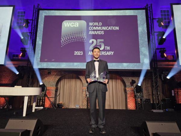 ▲SK텔레콤과 KT는 네덜란드 암스테르담에서 열린 월드 커뮤니케이션 어워드에서 이동통신 관련 뛰어난 기술력과 혁신성을 인정받아 각각 수상했다. 사진은 SKT 관계자가 월드 커뮤니케이션 어워드 시상식에 참가해 수상하고 있는 모습이다. (SKT)