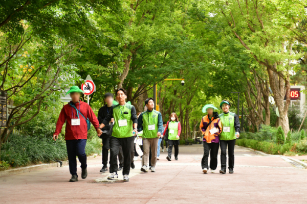 ▲코오롱사회봉사단은 걸은만큼 장애인 복지기관에 기부하는 '꿈을 향한 삼남길 트레킹'을 진행한다. 올해 10월 코오롱사회봉사단원들이 복지기관 참가자들과 함께 삼남길을 걷고 있다. (사진제공=코오롱)