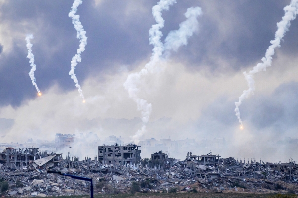 ▲22일(현지시간) 가자지구 북부에서 이스라엘군의 공습과 조명탄에 의한 연기가 피어오르고 있다. 가자지구(팔레스타인)/AFP연합뉴스
