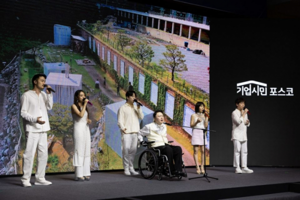 ▲포스코1%나눔재단의 만남이 예술이 되다 시즌 3에 참가한 장애 예술인 이남현 성악가가 공연을 펼쳤다. (사진제공=포스코)