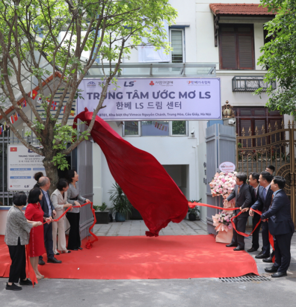 ▲5월 4일 베트남 하노이에서 열린 'LS드림센터' 개소식에서 주요 관계자들이 간판제막식을 진행하고 있다. (자료제공=LS그룹)
