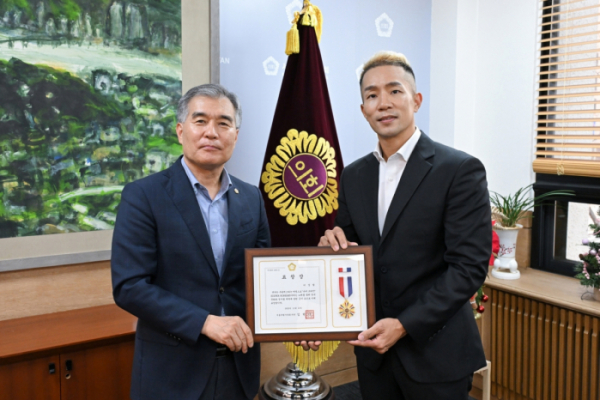 ▲서울특별시의회 김현기 의장, 추플렉스(사진 = 빅플래닛메이드엔터 제공)