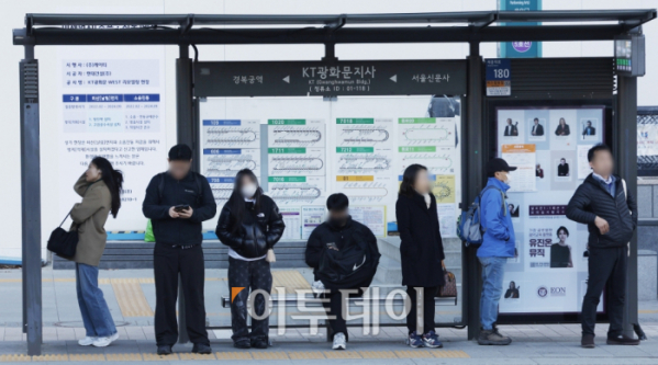 ▲서울 아침 최저기온이 영하2도를 기록하는 등 초겨울 날씨를 보이면서 서울 종로구 광화문역 일대에서 두꺼운 외투를 입은 시민들이 버스를 기다리고 있다. 조현호 기자 hyunho@