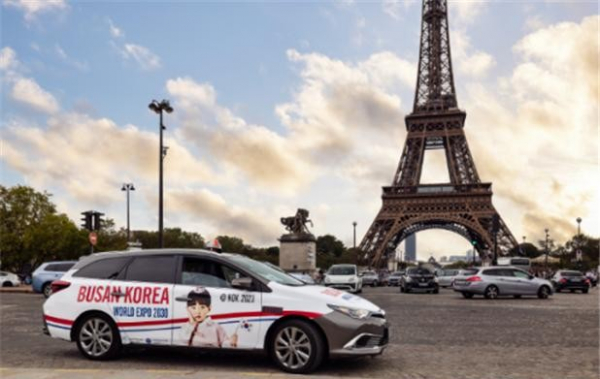 ▲부산시는 국제박람회기구(BIE) 본부가 있는 파리의 드골공항 디지털 타워 4개와 시내 대형쇼핑몰 '시타디움'의 외벽 대형 스크린 2개, 택시 100대에 외부 랩핑으로 2030부산엑스포 유치를 위한 광고를 진행하고 있다고 17일 밝혔다. 사진은 파리 시내 택시 랩핑 광고. (부산시)