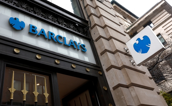 ▲영국 런던에 있는 바클레이즈 은행 간판이 보인다. 런던/로이터연합뉴스
