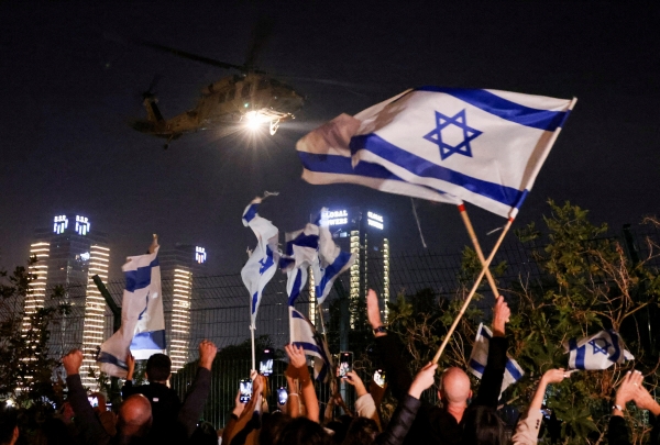 ▲이스라엘 시민들이 24일(현지시간) 석방된 인질을 태운 헬리콥터를 보며 환호하고 있다. 페타티크바(이스라엘)/로이터연합뉴스
