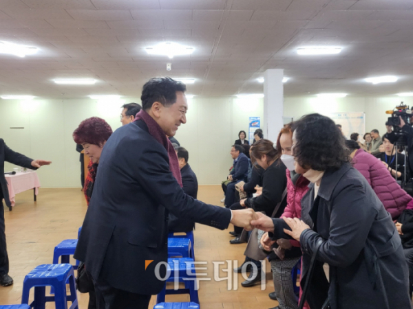 ▲국민의힘 김기현(왼쪽) 대표가 울산 남구 달동에서 열린 의정보고회에서 주민들과 인사하고 있다. 2023. 11. 25. 이난희 기자(@nancho0907)