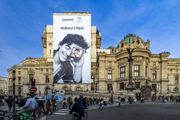 ▲삼성전자가 파리의 명소 '오페라 가르니에'의 대형 옥외광고에 '갤럭시 Z 플립5' 이미지와 함께 부산엑스포 로고를 함께 선보였다. (사진제공=삼성전자)