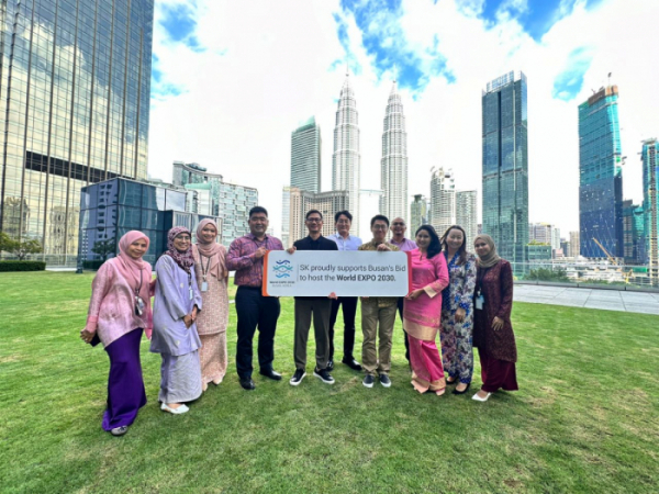▲SK어스온 말레이시아 쿠알라룸푸르 지사 구성원들이 2030 부산엑스포 유치를 응원하고 있다. (사진제공=SK이노베이션)