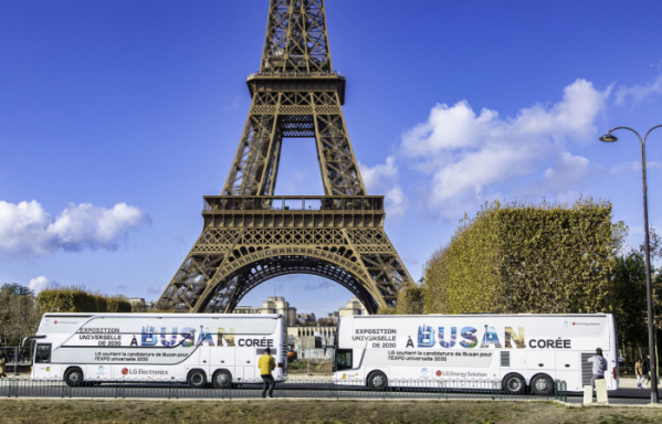 ▲LG가 운영하는 부산 엑스포 홍보 버스가 프랑스 현지시간 28일 2030년 엑스포 개최지 선정을 위한 투표를 앞두고 파리의 주요 명소들을 순회하고 있다. (사진제공=LG전자)