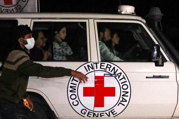 ▲이스라엘 인질들을 태운 국제적십자위원회(ICRC) 차량이 25일(현지시간) 이집트에서 이스라엘로 이동하고 있다. 라파(이집트)/AFP연합뉴스
