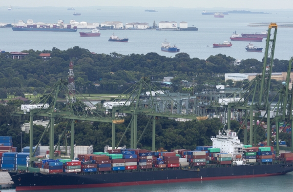 ▲22일 싱가포르 브라니 터미널 항구 전경의 모습이 보인다. 싱가포르/EPA연합뉴스
