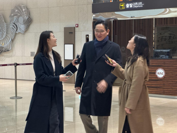 ▲이재용 삼성전자 회장이 27일 오후 김포국제공항으로 귀국했다. (연합뉴스)