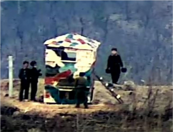 ▲북한군이 목재로 구조물을 만들고 얼룩무늬로 도색하는 모습. (연합뉴스)