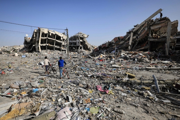 ▲26일(현지시간) 가자지구 중심도시 가자시티의 외곽에서 주민들이 전쟁으로 폐허가 된 도시를 걷고 있다. 가자지구/AFP연합뉴스
