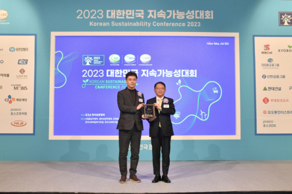 ▲김정일 HLB 경영전략팀 상무(왼쪽)가 한국표준협회로부터 지속가능성보고서상을 수상하고 있다. (사진제공=HLB)