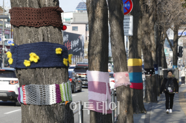 ▲전국 아침 기온이 영하권으로 떨어진 28일 서울 종로구 경복궁역 일대 가로수에 서촌 얀 바밍(Seochon Yarn bombing) 니팅 아트가 설치되어 있다. Yarn bombing은 길거리 예술의 한 종류로 가로수에 니팅 아트를 입히는 아트다. 경복궁역 3번출구에서 자하문 터널 방향으로 설치되어 있는 서촌 얀 바밍(Seochon Yarn bombing)은 12월 말까지 진행된다. 조현호 기자 hyunho@