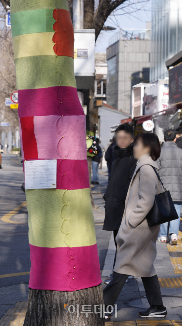 ▲전국 아침 기온이 영하권으로 떨어진 28일 서울 종로구 경복궁역 일대 가로수에 서촌 얀 바밍(Seochon Yarn bombing) 니팅 아트가 설치되어 있다. Yarn bombing은 길거리 예술의 한 종류로 가로수에 니팅 아트를 입히는 아트다. 경복궁역 3번출구에서 자하문 터널 방향으로 설치되어 있는 서촌 얀 바밍(Seochon Yarn bombing)은 12월 말까지 진행된다. 조현호 기자 hyunho@