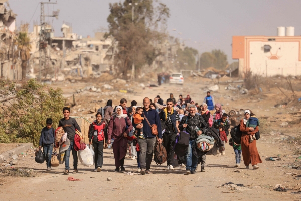 ▲가자지구 북부를 떠나 피란하려는 팔레스타인인들이 26일(현지시간) 가자시티 자이툰 지역의 도로를 따라 걷고 있다. 가자지구(팔레스타인)/AFP연합뉴스
