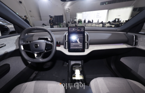 ▲28일 서울 중구 동대문디자인플라자에서 열린 프리미엄 순수 전기 SUV 볼보 EX30 출시 행사에 볼보 EX30 신형 모델이 전시돼 있다. (조현호 기자 hyunho@)
