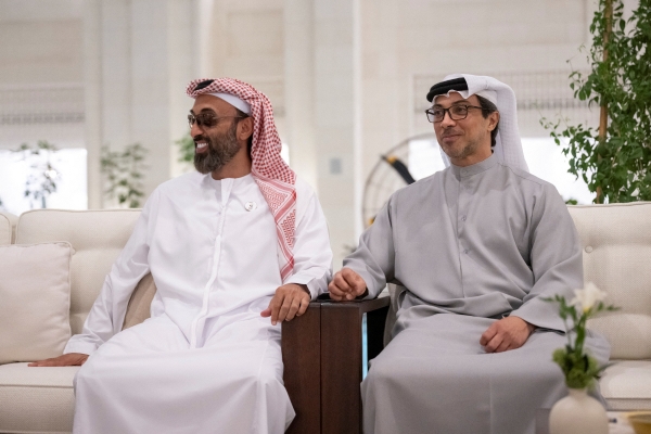 ▲셰이크 타눈 빈 자이드(왼쪽) 아랍에미리트(UAE) 국가안보보좌관이 9일(현지시간) 셰이크 만수르 빈 자이드와 나란히 앉아 있다. 두바이(UAE)/로이터연합뉴스
