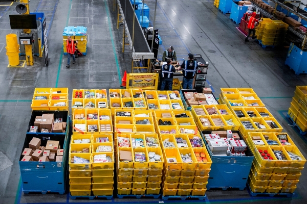 ▲28일(현지시간) 미국 뉴저지주 로빈스빌 타운십에 있는 아마존 주문 처리 센터에서 근로자들이 상품을 포장하고 있다. 로빈스빌(미국)/로이터연합뉴스
