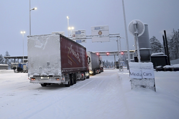 ▲핀란드 국경검문소에서 28일(현지시간) 트럭들이 러시아로 건너가기 위해 대기하고 있다. 이나리(핀란드)/AP뉴시스

