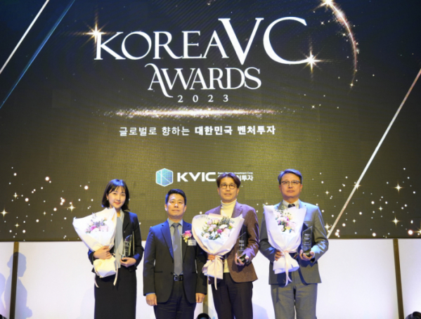▲한국벤처투자는 29일 서울 잠실 시그니엘 서울에서 혁신벤처생태계 발전에 기여한 유공자를 시상하는 ‘Korea VC Awards 2023’를 개최했다. 왼쪽부터 최우수 운용사 수상자최우수 운용사 수상자 비엔에이치 인베스트먼트, 중소벤처기업부 임정욱 실장, 코메스인베스트먼트, 메디치인베스트먼트. (사진제공=한국벤처투자)