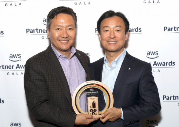 ▲베스핀글로벌이 라스베가스 현지에서 열린 ‘2023 지역 & 글로벌 AWS 파트너 어워즈(GEO and Global AWS Partner Awards)’에서 올해의 글로벌 MSP 파트너상을 수상하고 있다. 왼쪽은 베스핀글로벌 김써니 대표, 오른쪽은 베스핀글로벌 장인수 한국 대표 (사진=베스핀글로벌)