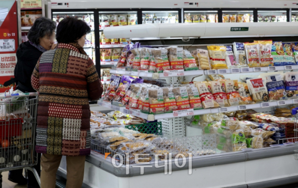▲ 서울의 한 대형마트에서 시민들이 장을 보고 있다. 신태현 기자 holjjak@ (이투데이DB)
