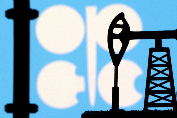 ▲시추기 모형 너머로 석유수출국기구(OPEC) 로고가 보인다. 로이터연합뉴스
