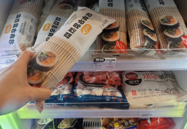 ▲이마트24 매장에서 고객이 유부우엉 김밥을 구입하고 있다. (사진제공=이마트24)