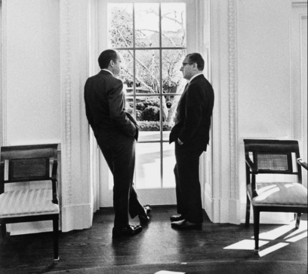 ▲1971년 2월 헨리 키신저(오른쪽) 백악관 국가안보보좌관이 리처드 닉슨(왼쪽) 대통령과 백악관 집무실 창가에서 이야기를 나누고 있다. 로이터연합뉴스