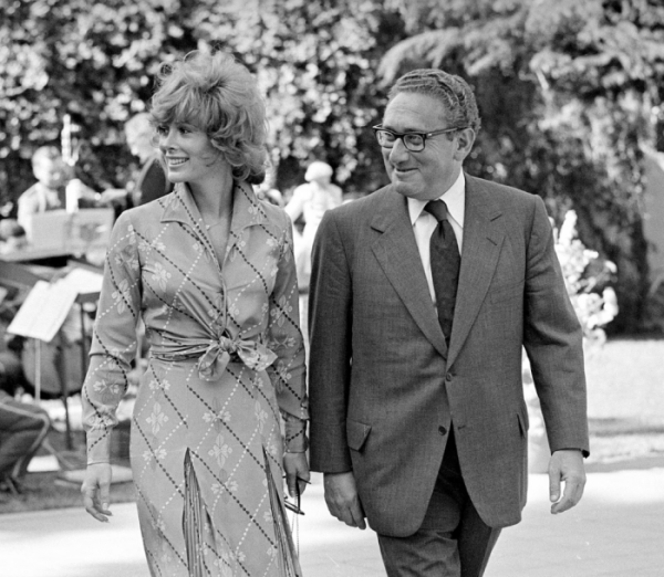 ▲1973년 6월 키신저(오른쪽) 박사가 캘리포니아에 자리한 닉슨 대통령의 서부 백악관에서 여배우 질 세인트 존(왼쪽)과 함께 걷고 있다. AP연합뉴스