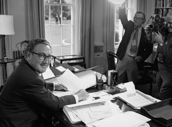▲1973년 9월 키신저(왼쪽) 박사가 국무장관으로 임명된 이후 백악관 사무실에서 미소를 짓고 있다. AP연합뉴스