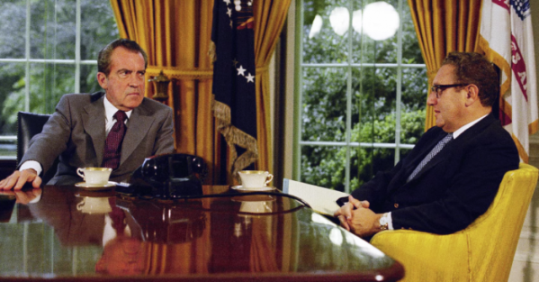 ▲1973년 10월 닉슨(왼쪽) 대통령이 백악관 집무실에서 키신저 박사와 외교문제를 논의하고 있다. AP연합뉴스