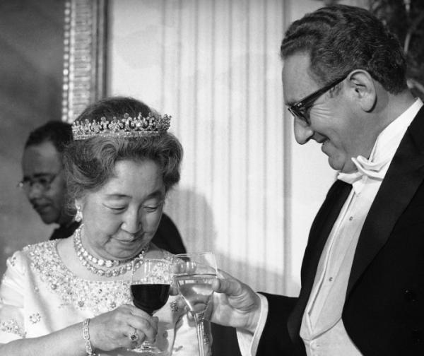 ▲1975년 10월 키신저(오른쪽) 박사가 백악관에서 열린 국빈 만찬에서 일본 나가코 황후와 건배하고 있다. AP연합뉴스