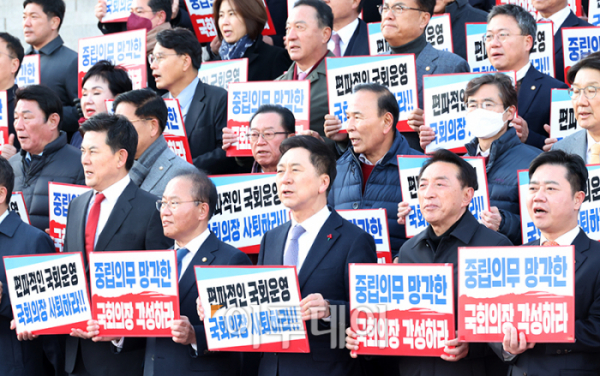 ▲김기현 국민의힘 대표와 윤재옥 원내대표가 본회의를 마치고 30일 서울 여의도 국회 본관 앞 계단에서 열린 국회의장 사퇴촉구 및 의회폭거 규탄대회에서 의원들과 피켓을 들고 구호를 외치고 있다. 고이란 기자 photoeran@