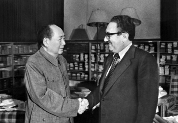 ▲키신저(오른쪽) 전 미국 국무장관이 1973년 11월 24일 베이징에서 마오쩌둥 당시 중국 주석과 악수하고 있다. AFP연합뉴스