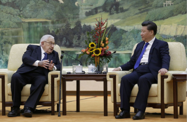 ▲키신저(왼쪽) 박사가 2015년 11월 베이징에서 시진핑 중국 국가주석과 회담하고 있다. AP연합뉴스