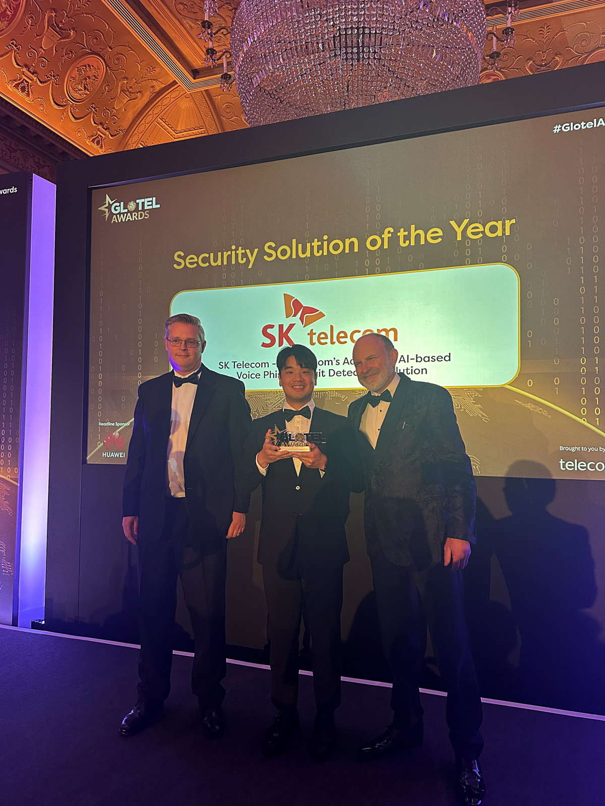 ▲SK텔레콤은 영국 런던에서 열린 ‘글로벌 텔레콤 어워드 2023(Global Telecoms Awards 2023)’에서 이동통신 관련 기술력과 혁신성을 인정받아 7년 연속 수상의 영예를 안았다고 1일 밝혔다. 사진은 SKT 직원이 글로벌 텔레콤 어워드 시상식에서 상 받고 있는 모습이다. (사진제공=SKT)