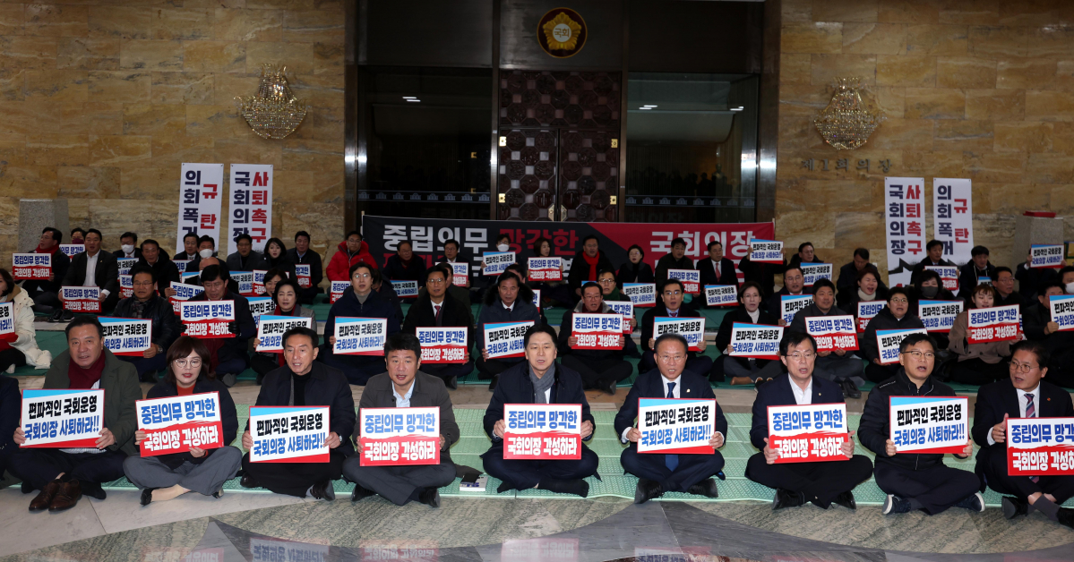 ▲[서울=뉴시스] 조성봉 기자 = 김기현 국민의힘 대표를 비롯한 의원들이 30일 오후 서울 여의도 국회 로텐더홀에서 더불어민주당의 이동관 방송통신위원장 탄핵안 상정을 규탄하며 철야농성에 돌입하고 있다. 2023.11.30. suncho21@newsis.com