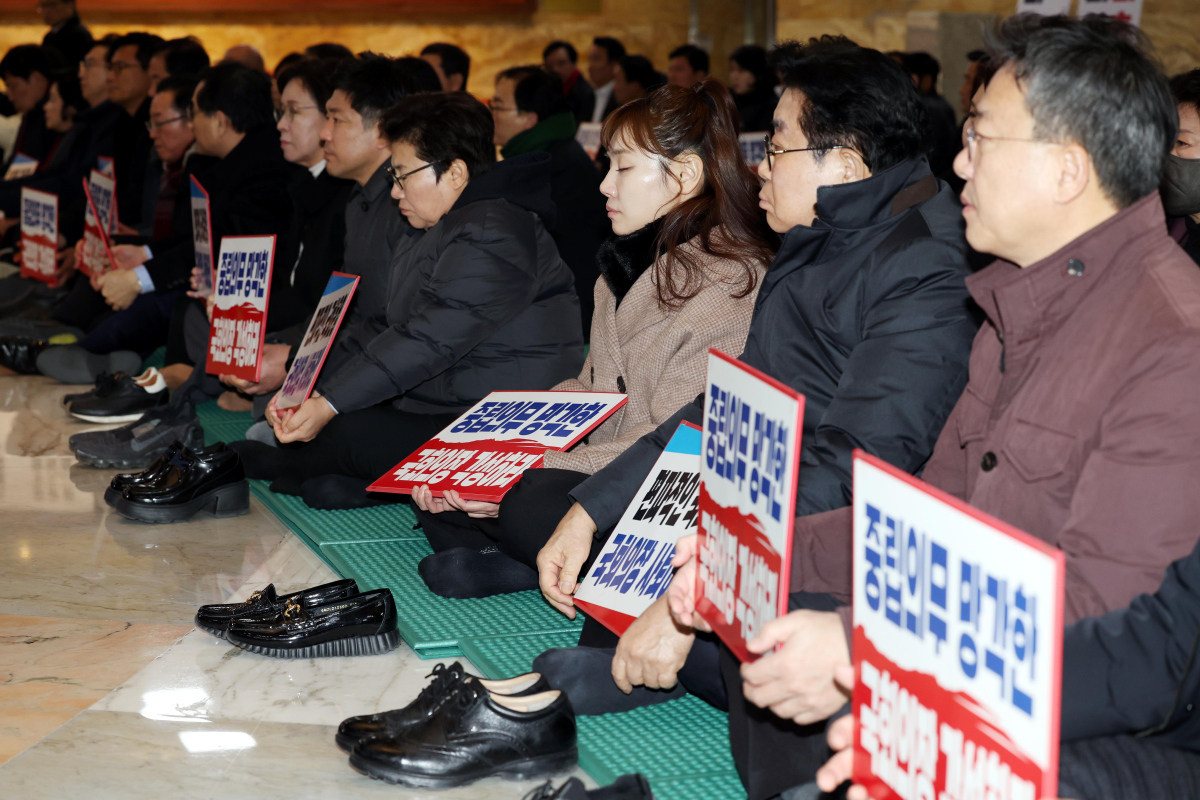 ▲[서울=뉴시스] 조성봉 기자 = 김예지 국민의힘 최괴위원을 비롯한 의원들 이30일 오후 서울 여의도 국회 로텐더홀에서 더불어민주당의 이동관 방송통신위원장 탄핵안 상정을 규탄하며 철야농성에 돌입하고 있다.  2023.11.30. suncho21@newsis.com