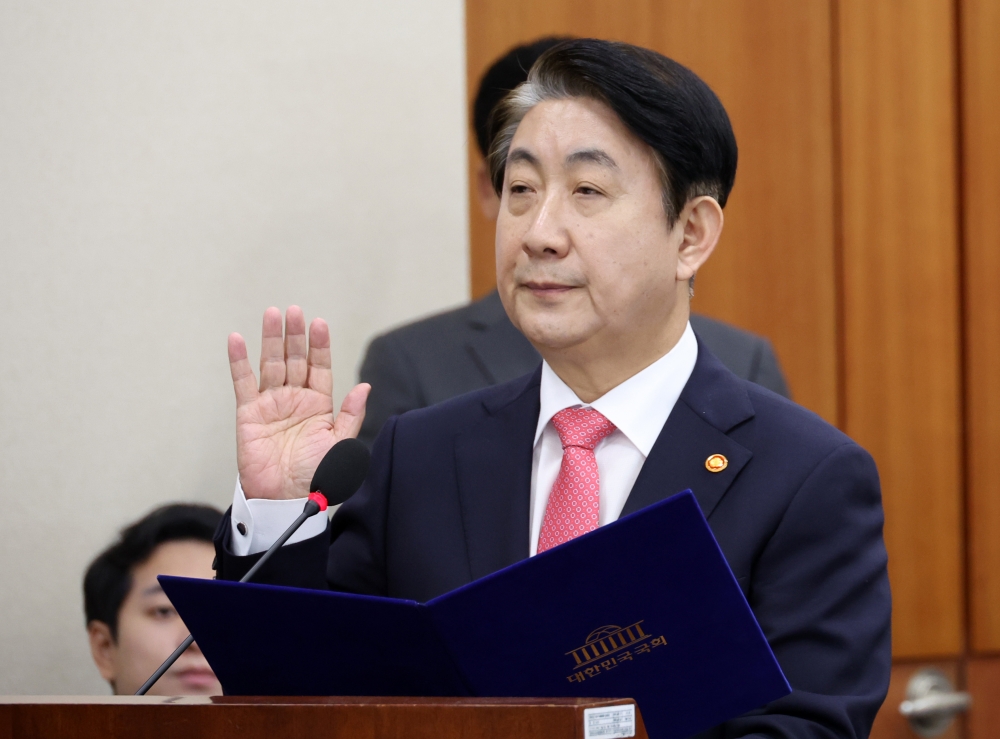 ▲이동관 방송통신위원장이 10일 서울 여의도 국회에서 열린 과학기술정보방송통신위원회 국정감사에서 선서를 하고 있다. 고이란 기자 photoeran@ (이투데이DB)