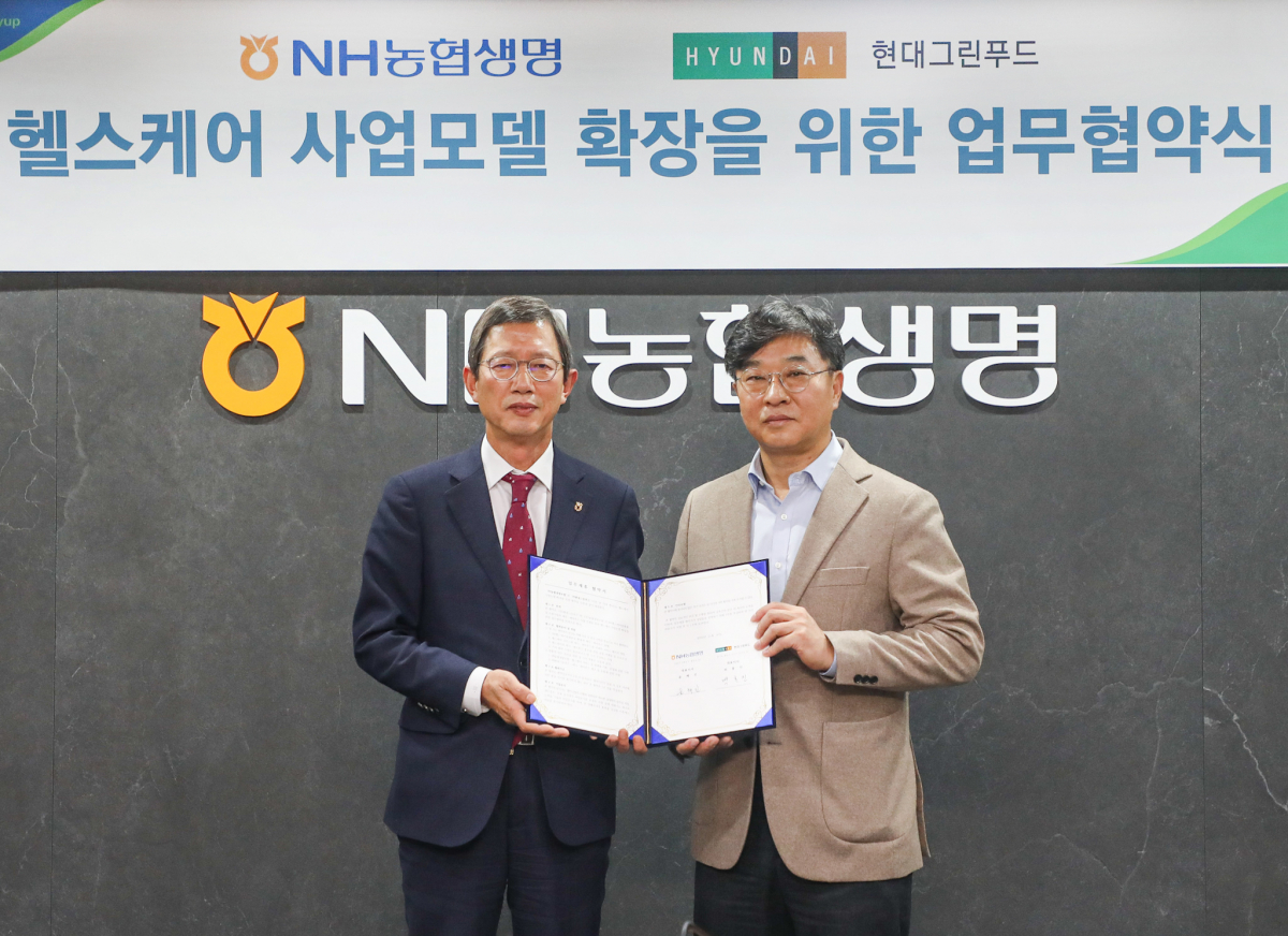 ▲서울시 서대문구에 위치한 NH농협생명 본사에서 진행된 업무협약식에서 박홍진 현대그린푸드 사장(사진 오른쪽)과 윤해진 NH농협생명 대표이사(사진 왼쪽)가 함께 기념사진을 촬영하고 있는 모습. (사진제공=현대그린푸드)