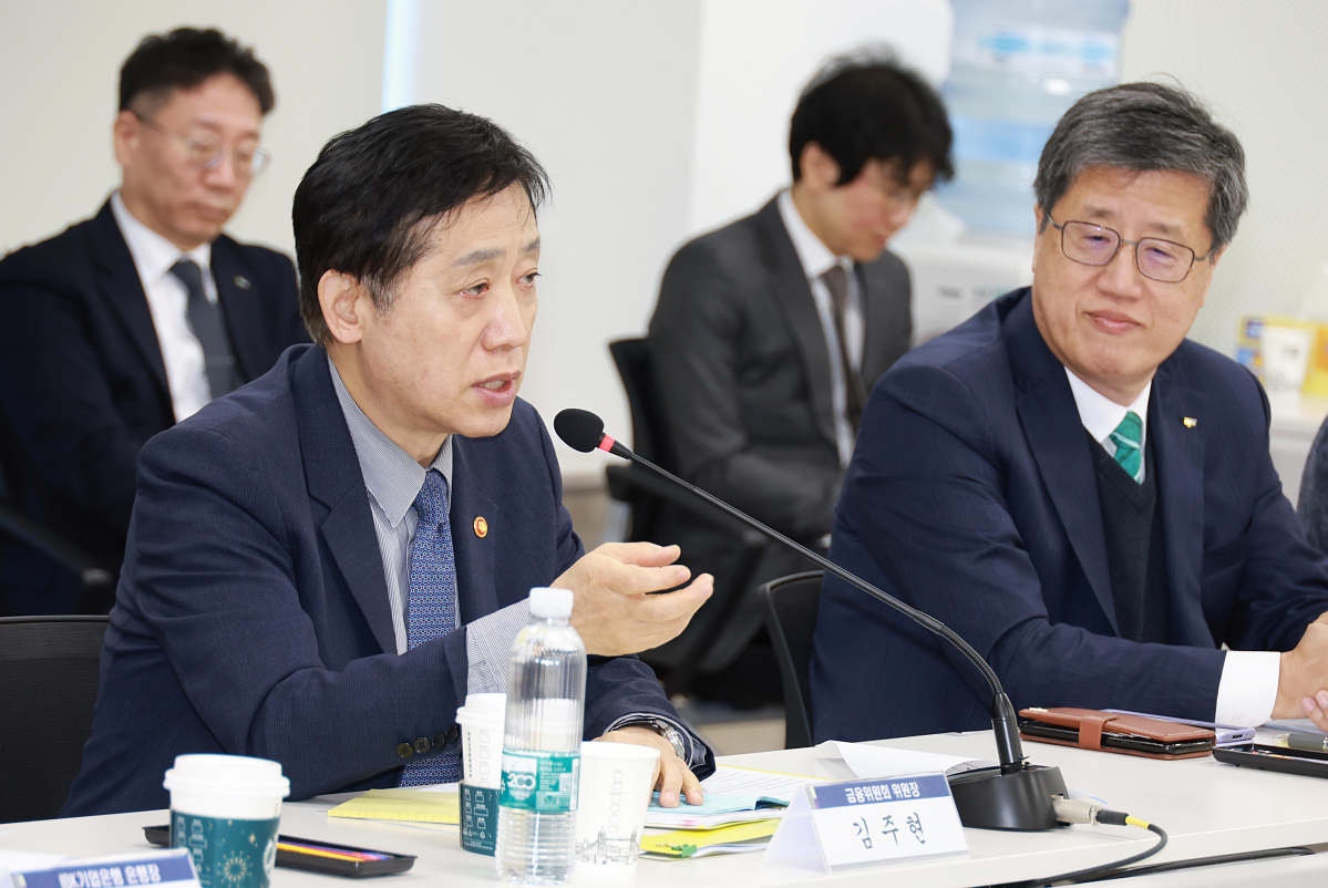 ▲김주현(왼쪽) 금융위원장 (사진제공=금융위원회)