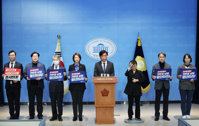 ▲1일 국회에서 더불어민주당 조승래 의원 등 과방위 위원들이 방송법 거부권 및 이동관 방통위원장 사의 표명 관련 기자회견을 하고 있다. (연합뉴스)